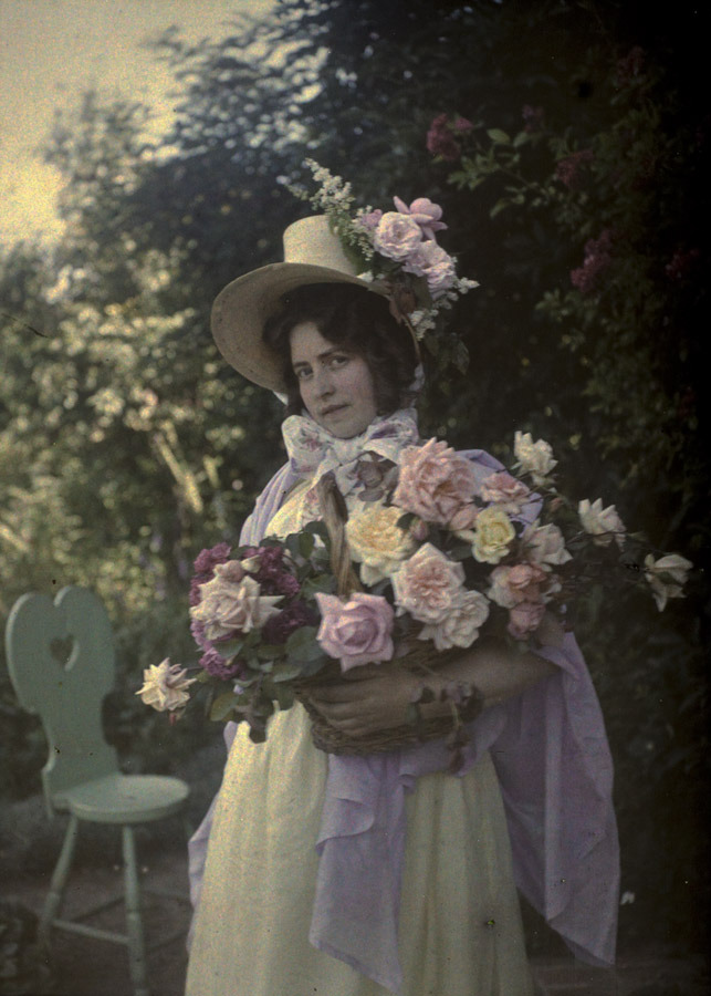 fawnvelveteen:Alfonse Van Besten, Portrait of lady with roses  1912, autochrome