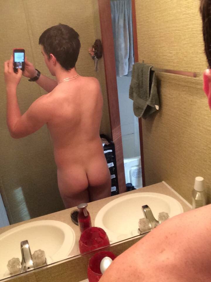 sextinguys:  This 19yo is 6′1″ athletic, and loves to sext. He was not afraid