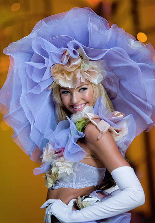cateblenchett:  Candice Swanepoel at the 2008 Victoria’s Secret Fashion Show