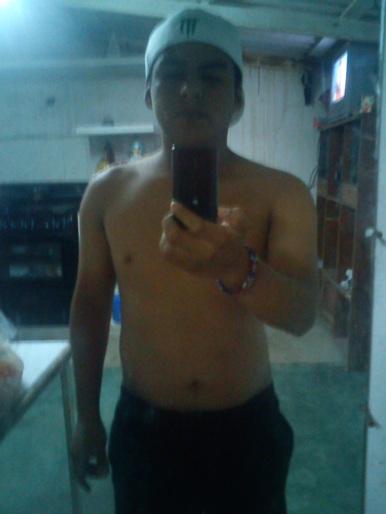 carlosrv002:  cronoxevil001:  el es jorge, un nene que le baje el pack por caliente.