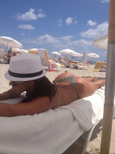 Vida Guerra tanning @ Miami Beach