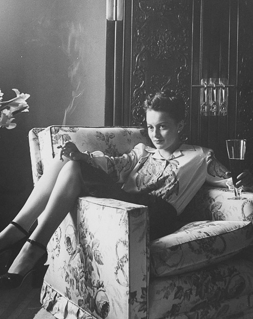 iznogoodgood:Olivia de Havilland photographed by Bob Landry, 1942