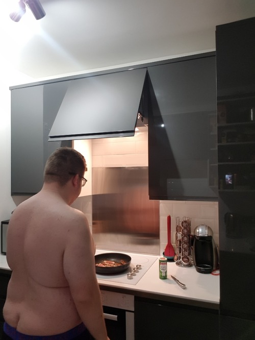 ldncub:Yeah don’t fry sausages shirtless.