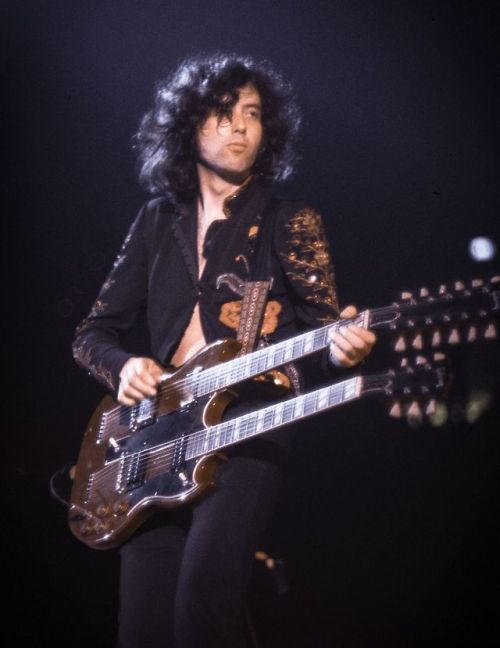 aluacrescente - Jimmy Page photographed by Kevin Goff.