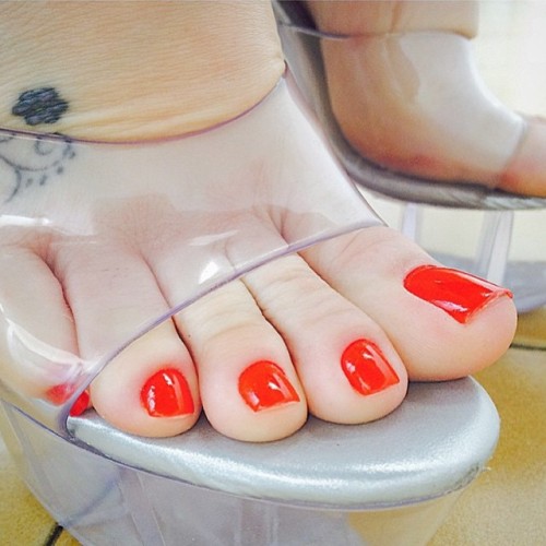 ifeetfetish: gorgeous red toes @focu_in_feet #feeteverywhere #footmodel #feetnation #footfetish #pre