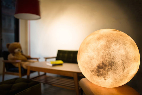 culturenlifestyle:  Luna Lamp by Acorn Studio Taiwanese design firm Acorn Studio has created a series of 7 different size lamps clled Luna, which mimic the beauty of the moon. Similar in color and shape, Luna is a hand crafted dimmable halogen light,