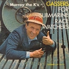 Submarine RaceDanny & Gwen 1962 https://youtu.be/a-Sm-Rr0_80「潜水艦のレースを観戦する」とは何かというと、カップルが夜のドライブ中に海辺とか川べりに車を停めてなんかすることを意味するスラングで、ニューヨークのラジオＤＪ、マレー・ザ・Ｋによって広まった言葉です。　1962年の夏から秋にかけて、この「若者言葉」にレコード業界が反応します。まず８月に元祖マレー・ザ・Ｋ選曲のコンピレーション『Gassers