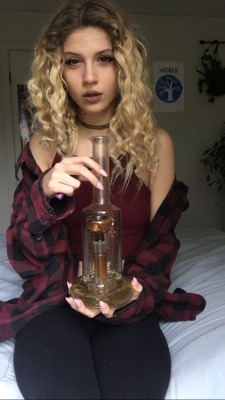 shay-gnar:  cozy rainy day spent w/ the bong