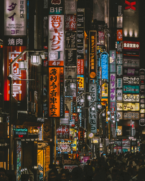  Neon Colored Shinjuku _____ LocationShinjuku Kabukicho, Tokyo Shooting DateJuly 2019 Photo byYosh