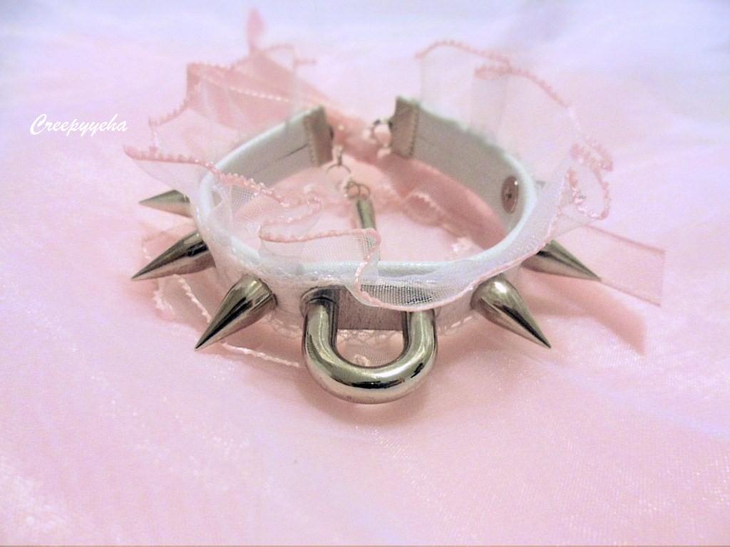 acid-desu:  bombisbomb:  Lace Babydoll Cuff $26   Need~