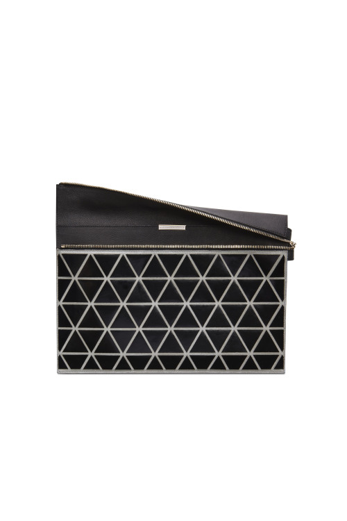 Necesito este clutch de Victoria Beckham YA.