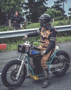 elegant-apparatus:  Electric and faaaast… 😎.  @gloriafactory 🇫🇷.  #punkspeak #wheelsandwaves  (en Jaizkibel)