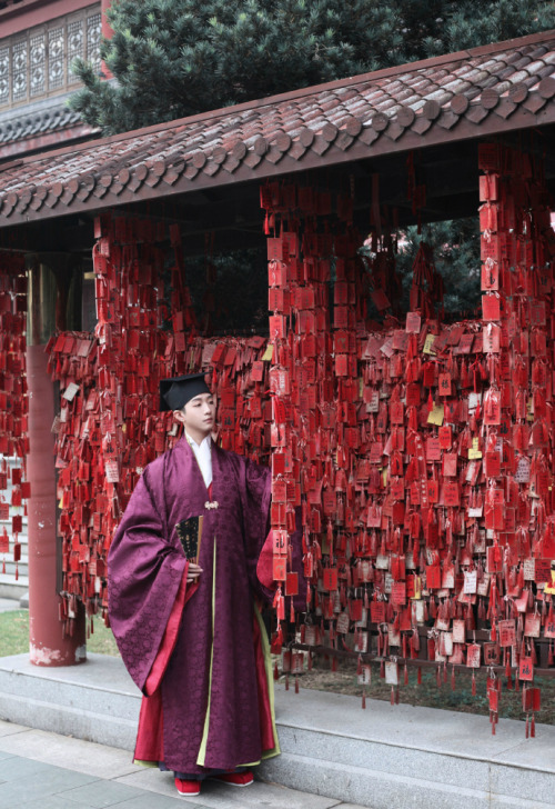 Chinese hanfu for men in historically accurate style of Ming dynasty by 望月明传统服饰This type of hanfu ha