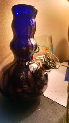 i-l0ve-everything:  So this is the first bong I bought with my own money that I earned myself. I’ve had it for a long time and finally got a new bowl for it and gave it a thorough cleaning. I missed my little gold rush.