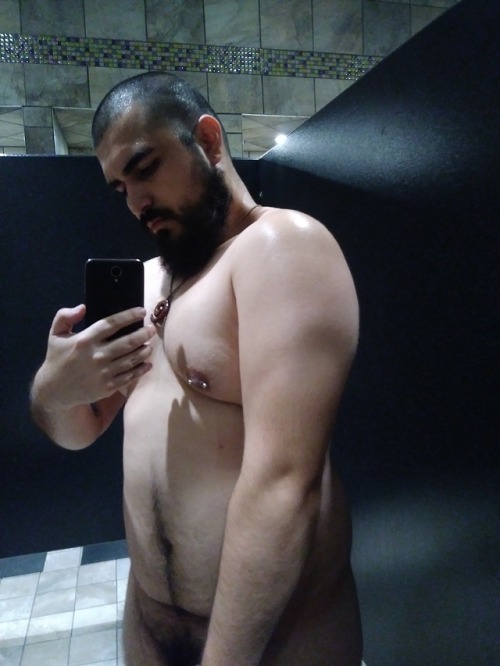 pup-brutus:  I took a bunch of shitty gym pics