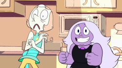 gembaes:  Two types of people in the fandom when they see leaks.  (I’m Amethyst)