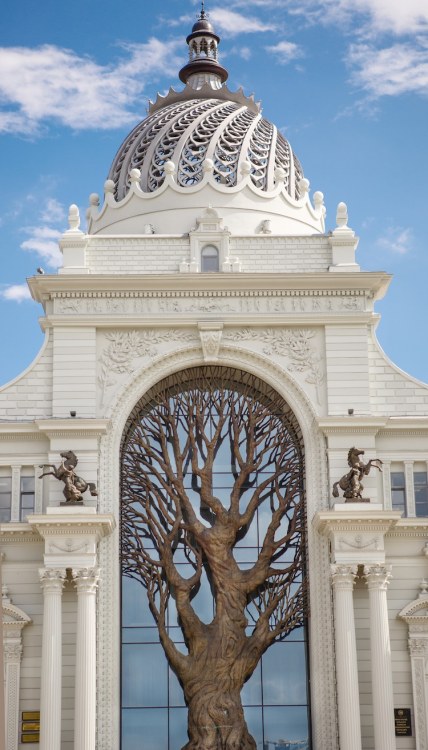 The eclectic architecture of Russia’s Ministry of Agriculture is topped by a 65-foot bronze tree eng