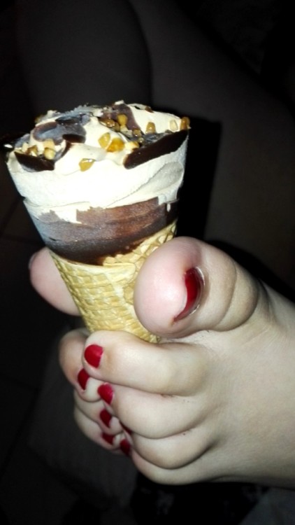 footfetishcouple:bon appétit!