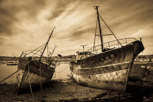 Vieux bateaux à Camaret-sur-Mer, presqu’île de Crozon, Bretagne, France.Old boats at Camaret-sur-Mer