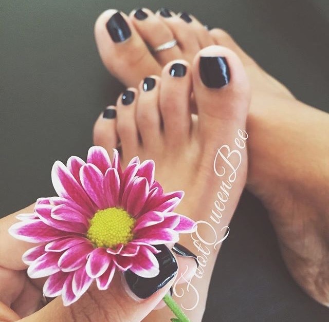 candycoatedtoes:  Foot Queen Bee 