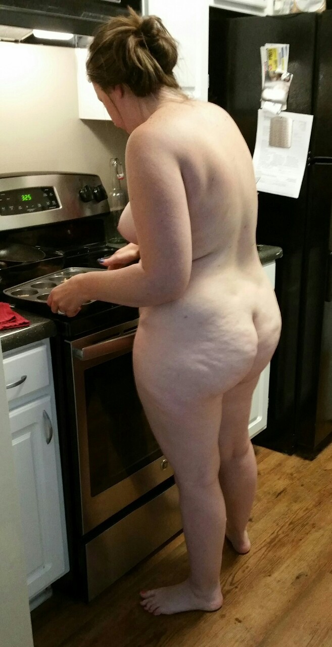 oldblkpev2:poundkakez: dw-said-oh-damn: Posted by HerBarefoot, dimpled and in the kitchen Love it