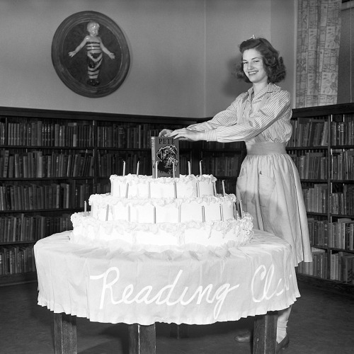 Librarian preparing the birthday cake for the children&rsquo;s reading club / Ann Arbor, Michiga