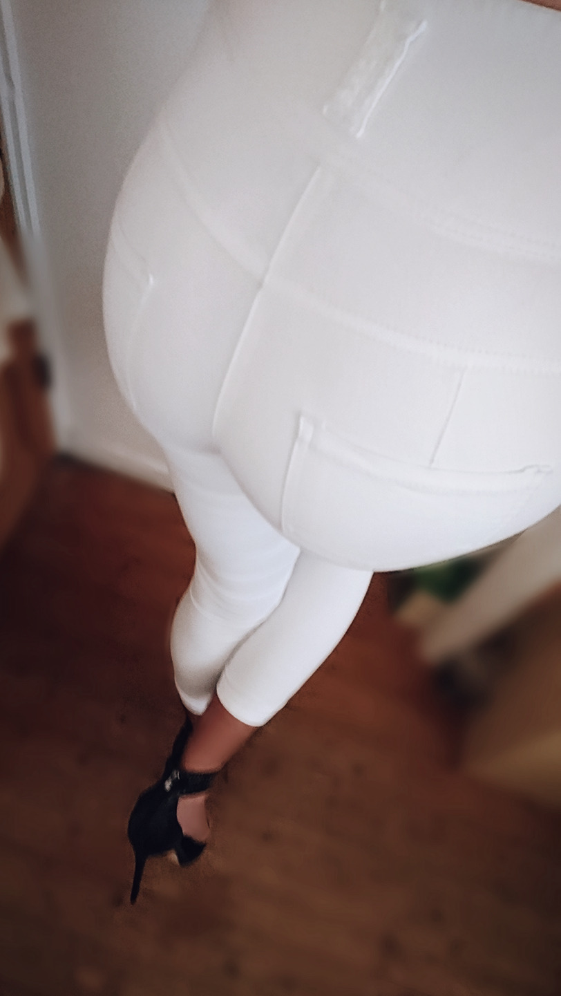 aphroditesissyxoxo:  Love these heels with these white jeans. Shame my cage makes