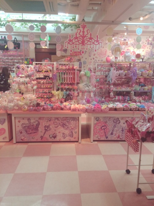 sugar-honey-iced-tea:  Fancy pocket Harajuku