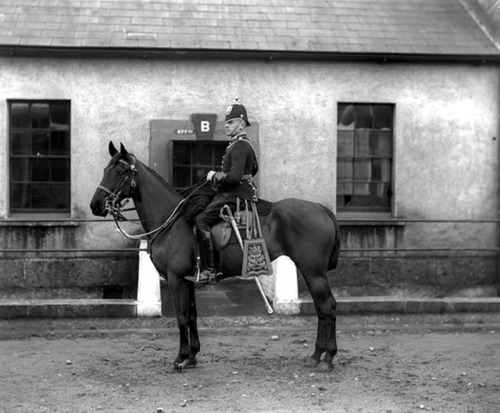 viktor-sbor:An officer of the British Royal Artillery with sabretache in 1901