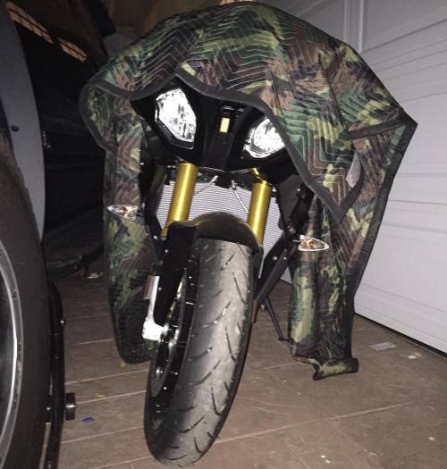 Someone is 😜 at me from underneath the cover asking me to go a ride… 🤔 #bmw #bmwmotorrad #bmwmotorcycle #bmwmotorsport #bmws1000rr #s1000rr #winking #moto #motorcycle #motochopshop #bike #ridehardneverdie #xdiv #xdivapparel #xdivclothing