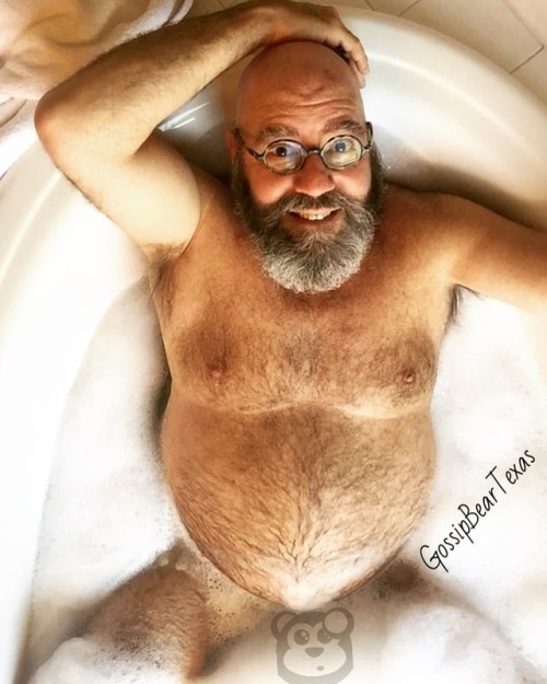 The sexy @slkline54 showing all his features! . . #sexybears #sexydaddies #daddybear #daddydominant 