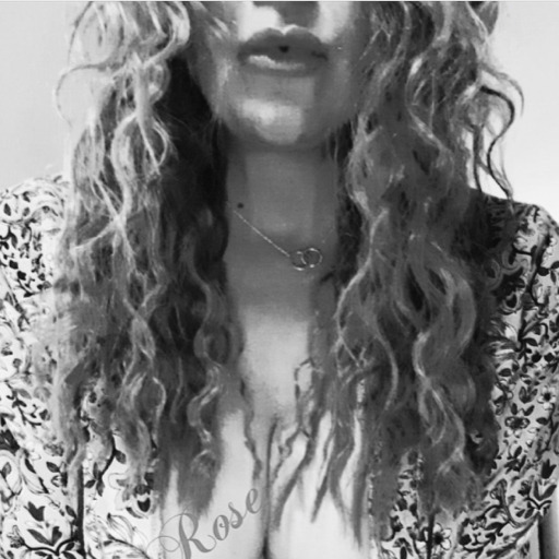 englishrose30:A kiss seals two souls for a moment in time. 🖤🌹 