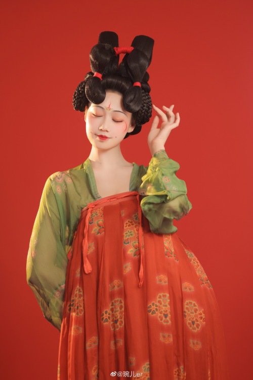 ziseviolet:fuckyeahchinesefashion:©琬儿er Chinese hanfu in Tang dynasty-style.