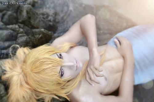 akabakaotaku:  Let me draw your attention to this cosplayer… Photo and cosplay credit  { x x }