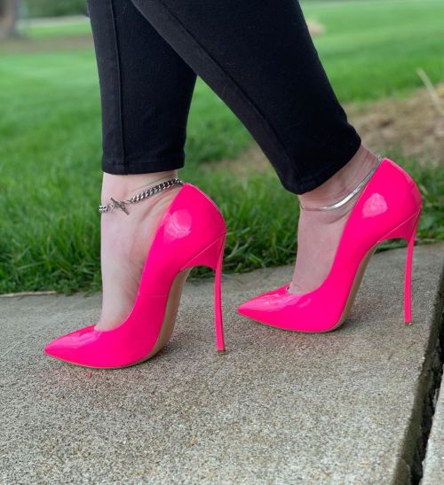 Pink blades around the house  #casadei #casadeishoes #blade #highheels #designershoes #pinkheels #oo