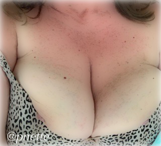 pnette:It’s been awhile so…Pre Mother’s Day cleavage for y’all. 💕