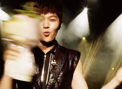taenggyu:  Cute Myungsoo with a flower bouquet （=´∇｀=） 