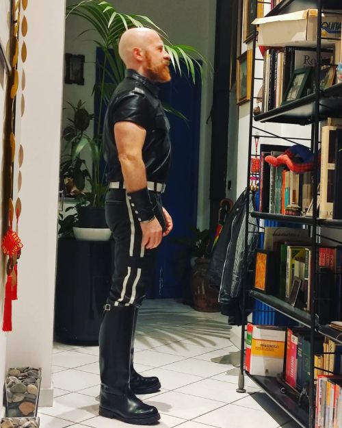 Bluf @ home #bluf #uniform #leather #boots #bootsfetish #gayboots #gayfetish #gayleather #mrleather