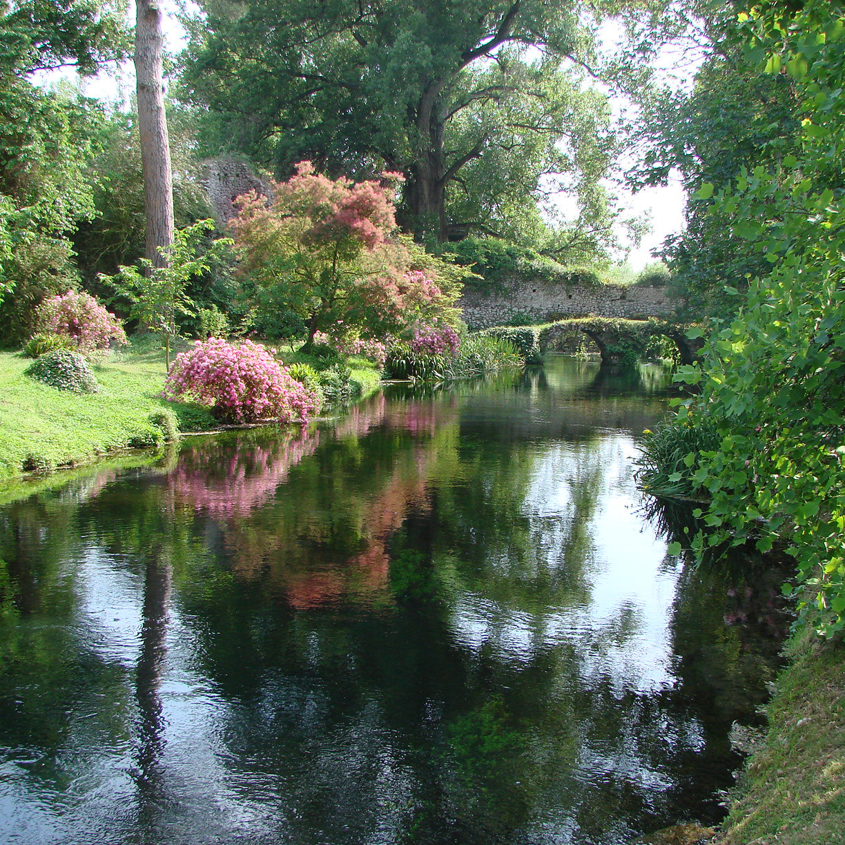 lilyandthemoorland:Ninfa garden (www.giardinodininfa.eu)