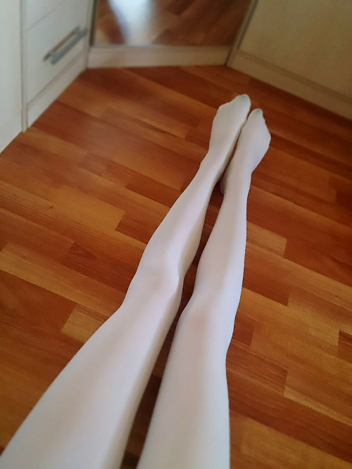 pur-purblr:  my pantyhose~
