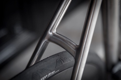 hello-velo:  bikeplanet: Titanium Dream…Passoni Top Force Wired Disc by Bespokecycling Connect with 