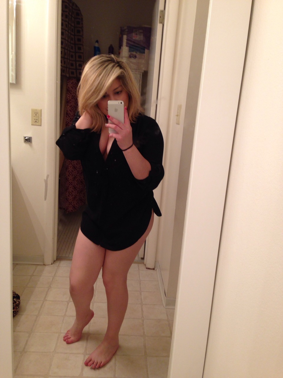 therealaxeeffect:  whenheisaway:  😘  damn, she is too cute. fuck…..and yes,