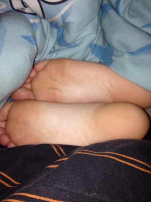 hoewithtoes: fancyyfootworkk resting her feet on me while she’s sleeping.