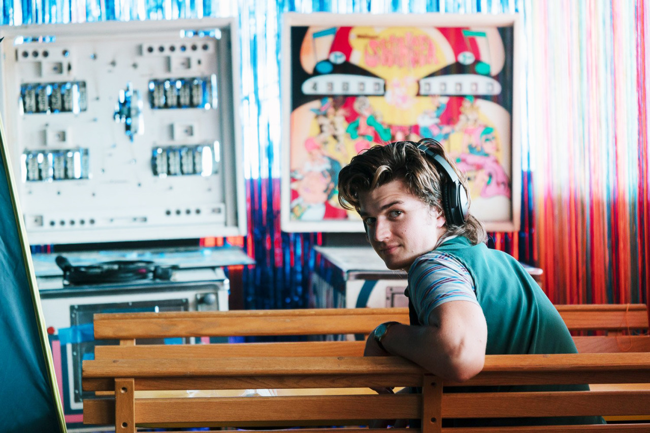 Joe Keery Sources on X: New unseen BTS photo & still of Joe Keery