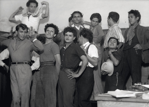 iingrata:  homosexuales detenidos en una comisaría, 1935, México - Agustín Víctor Casasola gay men detained at a police station, 1935, Mexico 