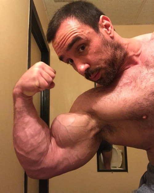 intomusclestuff: “Shoot all over it dude, I love how my biceps make you boys so horny!”