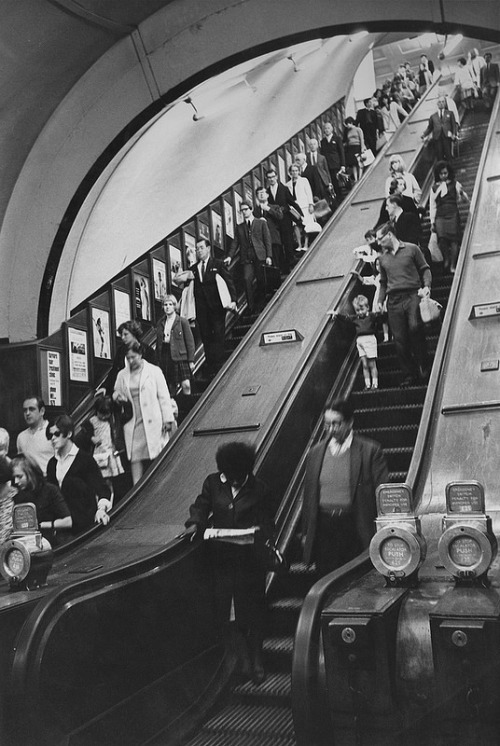 fuckyeahvintage-retro:London underground, 1952-68 (via)