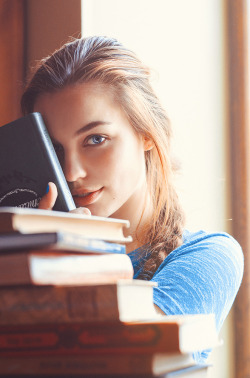 pretty-babez:  Avid reader http://goo.gl/nXMXpg