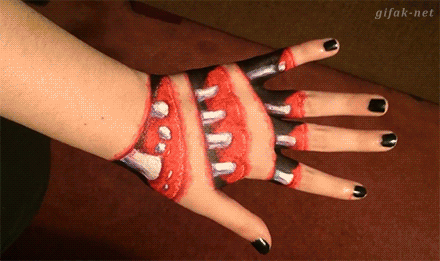 gifak-net:  video:   Creepy Hand Illusion   