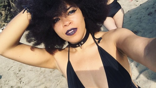 blaquejet: Afrogoth girls at the beach! 